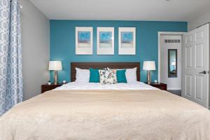 - une chambre avec un grand lit aux murs bleus dans l'établissement Deluxe Paradise - 3 King Beds + Fast Wifi + FREE Parking, 