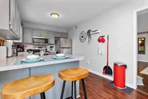 Afbeelding uit fotogalerij van Deluxe Paradise - 3 King Beds + Fast Wifi + FREE Parking in Raymore