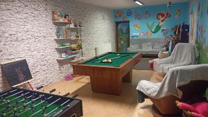 ein Wohnzimmer mit einem Billardtisch und einem Spielbereich in der Unterkunft Privát Bene in Vyšné Ružbachy