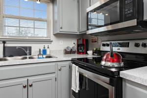 Afbeelding uit fotogalerij van Deluxe Paradise - 3 King Beds + Fast Wifi + FREE Parking in Raymore