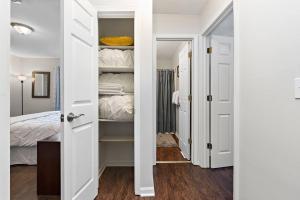 Afbeelding uit fotogalerij van Deluxe Paradise - 3 King Beds + Fast Wifi + FREE Parking in Raymore