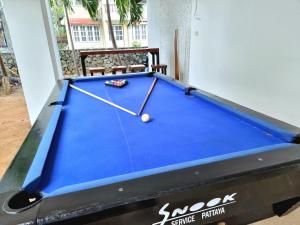 Una mesa de billar azul con una pelota. en Heartbeat Crypto Jomtien 05, en Jomtien Beach