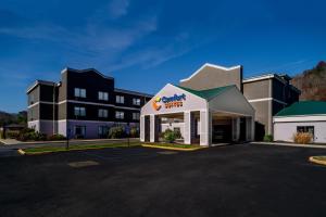 a hotel front of a building with a parking lot at Comfort Suites Prestonsburg West in Prestonsburg