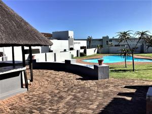 un resort con piscina e un resort di Nomads Nook 15 a Ramsgate
