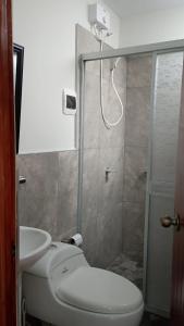 un bagno con doccia, WC e lavandino di Departamento Céntrico y Acogedor a Huancayo