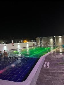 Ein Mann im Schwimmbad in der Nacht. in der Unterkunft HOTEL MASS LUXURY in Doradal