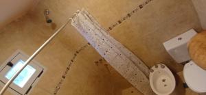 un baño con ducha y WC en Cabaña Challhuaco, en San Carlos de Bariloche