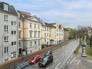 ulica miejska z samochodami zaparkowanymi na ulicy w obiekcie Geräumiges Apartment mit Stadtblick in zentraler Lage Potsdams w Poczdamie