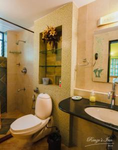 La salle de bains est pourvue de toilettes et d'un lavabo. dans l'établissement Renzo's Inn, à Calangute