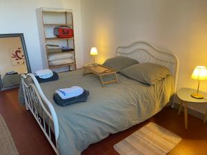 BédarridesにあるMas de L'isleのベッドルーム1室(ベッド1台、タオル2枚付)