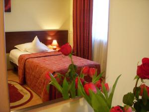Un pat sau paturi într-o cameră la Hotel Decebal