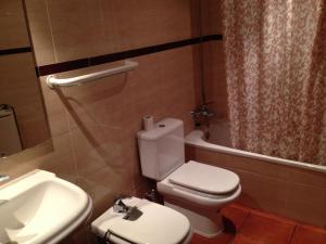 Koupelna v ubytování Apartaments Pirinenc + 15 fotografií