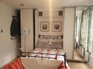 um quarto com uma cama e um espelho em BluepointPH em Abbey Wood