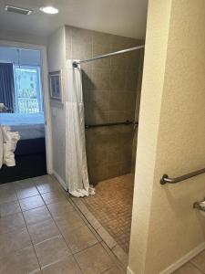 ein Bad mit Dusche und Duschvorhang in der Unterkunft Sunset Vistas Two Bedroom Beachfront Suites in St Pete Beach