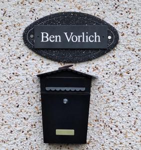 ターベットにあるBen Vorlich Cottageの塀の上に弁塀を読む看板