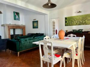 uma sala de estar com uma mesa e um sofá em Tapada dos Ribeiros no Alpalhão