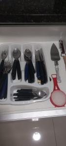 un cajón lleno de utensilios en un refrigerador en Apartamentos na cobertura - Edifício London - Com Ar-condicionado em todos os cômodos, en Piratuba
