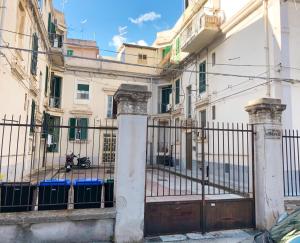 een poort voor een wit gebouw bij La casa del Conte in Messina