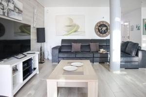 een woonkamer met een bank en een tafel bij Villa Stefy by Bedzy in Galé