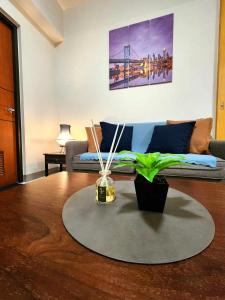 A seating area at Modern Comforts 1BR Urban Getaway in BGC