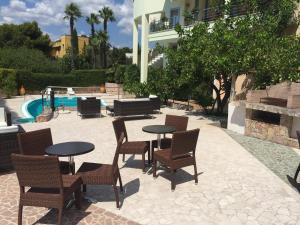 d'une terrasse avec des tables et des chaises à côté de la piscine. dans l'établissement Villa Albertina Exclusive B&B, à Parabita