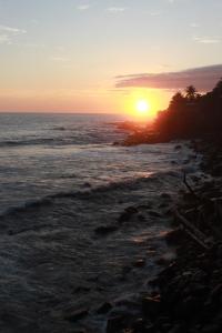 a sunset on a beach with the ocean at Acogedor con vista al mar in La Libertad