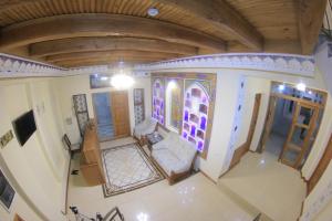 - une vue de tête sur un salon doté d'un plafond dans l'établissement Old House Hotel, à Boukhara