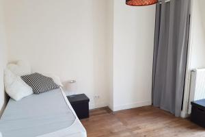 巴黎的住宿－Luxurious Apartment Near Parc André Citröen，白色的客房设有床和窗户。
