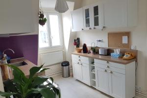 cocina con armarios blancos y encimera en Luxurious Apartment Near Parc André Citröen, en París