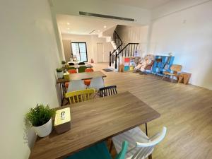 una grande stanza con tavolo e sedie di 9 Tan Yuan Homestay a Jiaoxi