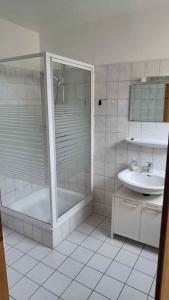 y baño con ducha y lavamanos. en Fru Hansen 9242VII - Fehmarn, en Fehmarn