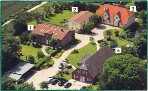 una vista aérea de una gran casa con techos en Fru Hansen 9242VII - Fehmarn, en Fehmarn