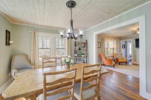 una sala da pranzo con tavolo e sedie in legno di Idyllic Blue Ridge Mountain Home on 26-Acre Farm a Roan Mountain