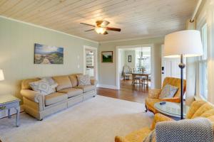 ein Wohnzimmer mit einem Sofa und einem Tisch in der Unterkunft Idyllic Blue Ridge Mountain Home on 26-Acre Farm in Roan Mountain