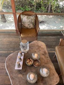 una mesa con velas y galletas y una silla en Reserva Natural El Matuy en Palomino