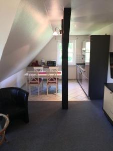 - une cuisine et une salle à manger avec une table et des chaises dans l'établissement Karl Sonnenstrahl 9242VI - Fehmarn, à Fehmarn