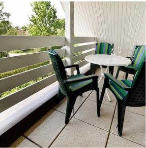 une terrasse couverte avec 4 chaises et une table. dans l'établissement Karl Sonnenstrahl 9242VI - Fehmarn, à Fehmarn