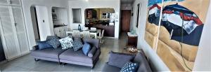 sala de estar con sofá y almohadas en Nomads Nook 15, en Ramsgate
