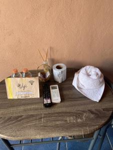 una mesa con mando a distancia y una taza de café en Casa Lol-cab, en Valladolid