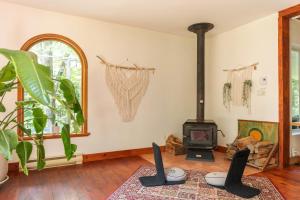 a living room with a fireplace and a stove at Auberge Yoga Salamandre in Lac-Brome