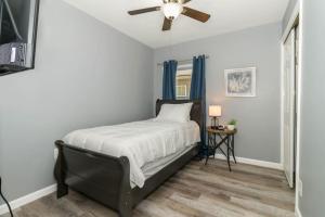 1 dormitorio con 1 cama y ventilador de techo en New renovated single-family home built in 1999, en Middletown