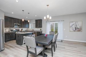Η κουζίνα ή μικρή κουζίνα στο Brand new construction in well-kept HOA community