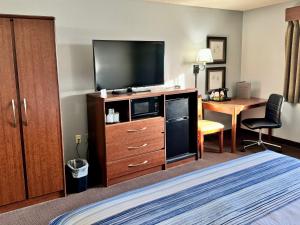 TV a/nebo společenská místnost v ubytování AmericInn by Wyndham Stillwater