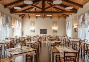 a large dining room with tables and chairs at Il Giardino di Ghilot in Cherasco