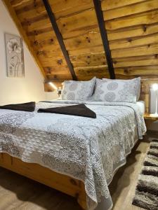 Posteľ alebo postele v izbe v ubytovaní Rustic Lodge Plitvice