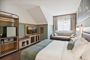 um quarto de hotel com uma cama e uma televisão em Dollywood's HeartSong Lodge & Resort em Pigeon Forge