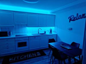 cocina con luz azul en una habitación en Mefady Ferienhaus mit Massagesessel, en Stadtkyll
