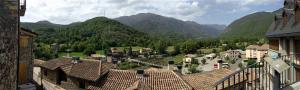 uma vista para uma aldeia com montanhas ao fundo em Parada de Txambonet 2 em Vilaller