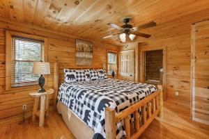 um quarto com uma cama e uma ventoinha de tecto em Spacious Smokies Cabin - Hot Tub with Mountain Views em Gatlinburg