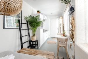 een kamer met witte muren en een tafel en stoelen bij Beach appartment Alexy Zandvoort in Zandvoort